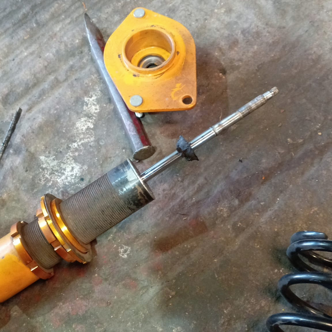 Damper shaft split pin failed punching through top mount